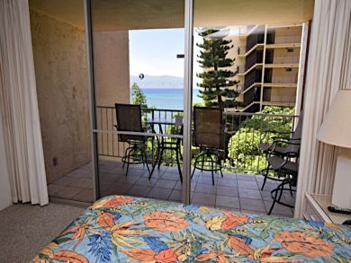 Lahaina Beachfront  Studio Communal Pool Sleeps Three Guests